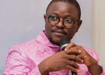 TRIBUNE : 𝐄𝐧𝐭𝐫𝐞 𝐥é𝐠𝐚𝐥𝐢𝐭é 𝐜𝐨𝐧𝐬𝐭𝐢𝐭𝐮𝐭𝐢𝐨𝐧𝐧𝐞𝐥𝐥𝐞 𝐞𝐭 𝐥é𝐠𝐢𝐭𝐢𝐦𝐢𝐭é 𝐩𝐨𝐩𝐮𝐥𝐚𝐢𝐫𝐞, 𝐥𝐚 𝐜𝐚𝐧𝐝𝐢𝐝𝐚𝐭𝐮𝐫𝐞 𝐝𝐮 Président Mamadi Doumbouya