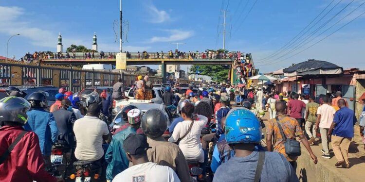 Manifestation au marché Madina Avaria : des femmes exigent la candidature du Président Mamadi Doumbouya